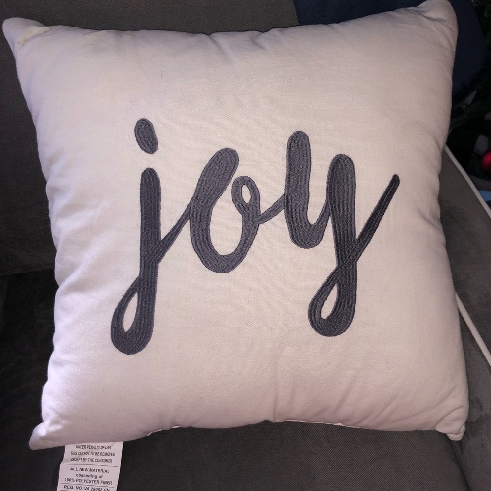 Throw pillows - Picture 3 of 3